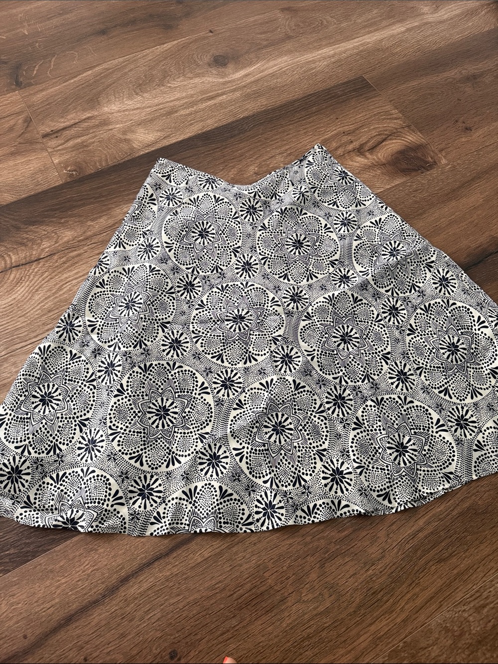100% silk Women's navy & White Medallion A-Line Skirt - Picture 4 of 4